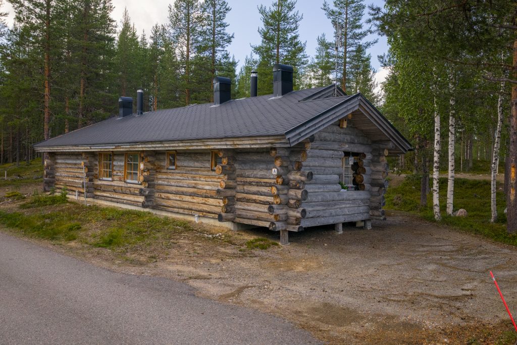 Puinen kelomökki luonnon keskellä