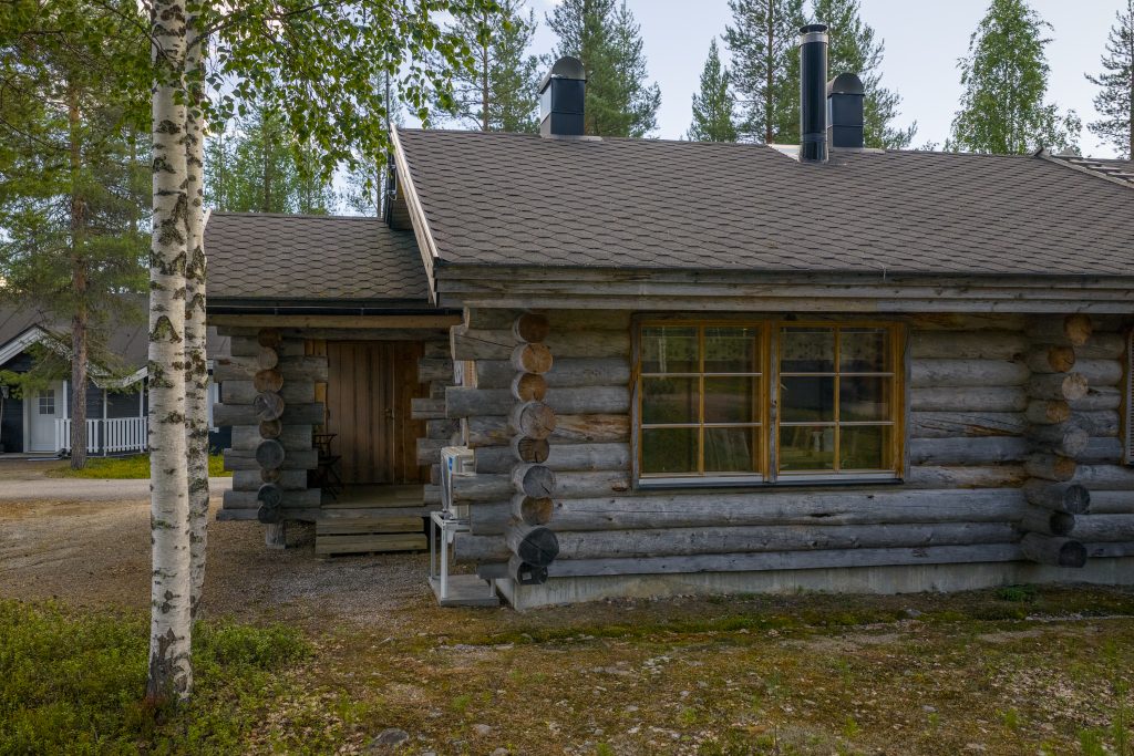 Puinen kelomökki luonnon keskellä