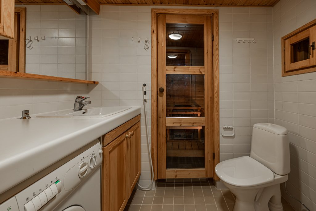 Sauna ja kylpyhuone yhdistettynä