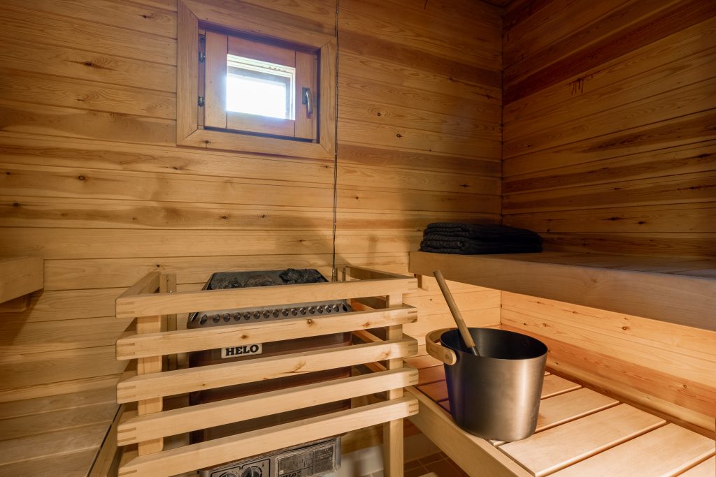 Perinteinen suomalainen sauna sisätilassa