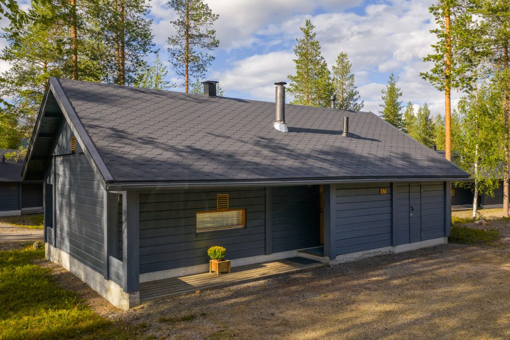 Moderni mökki luonnon keskellä