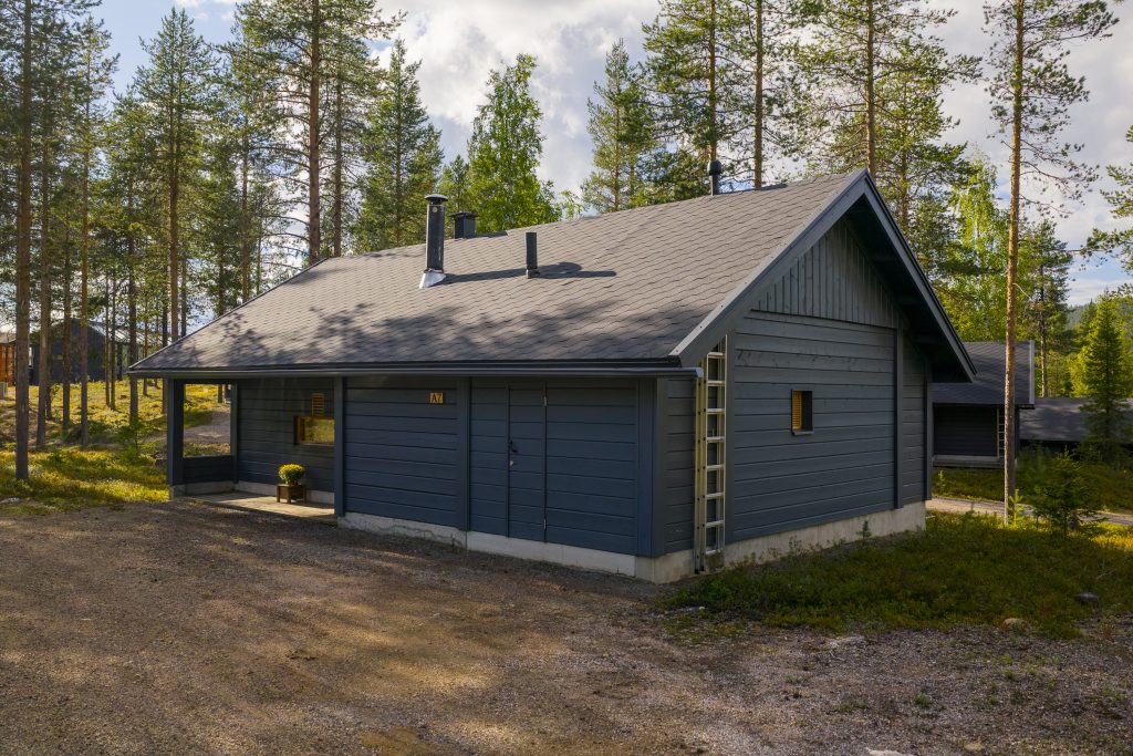 Mökki metsässä, rauhallinen ympäristö.