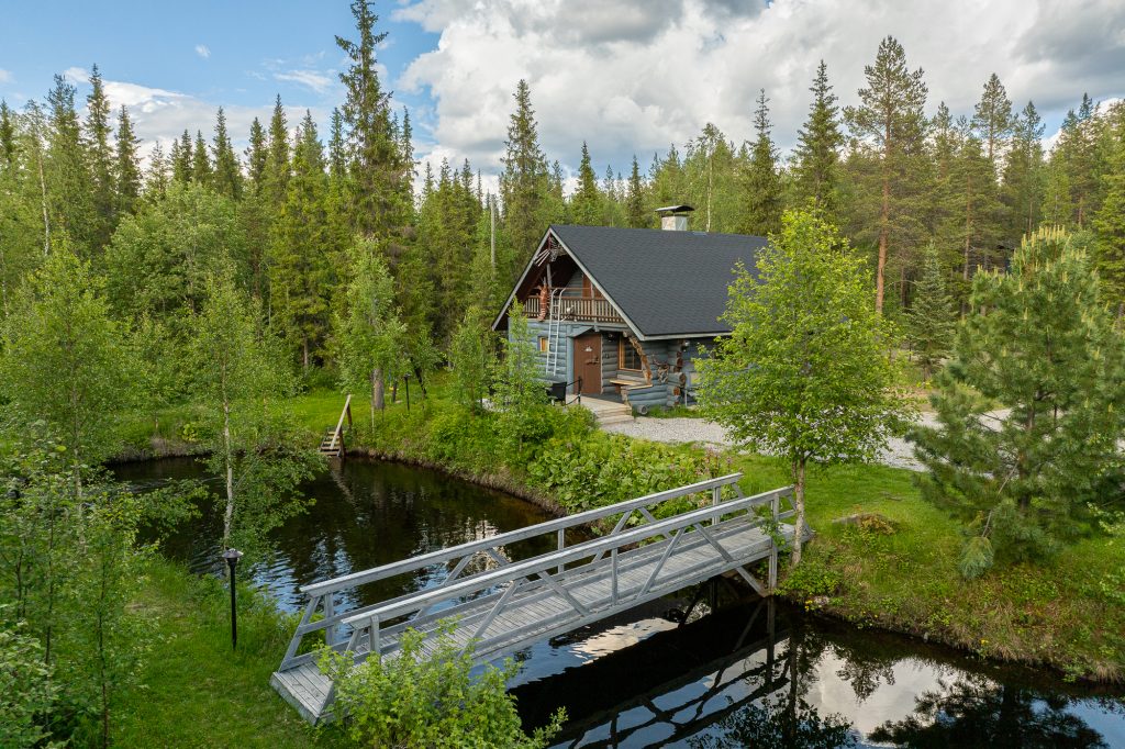 Mökki metsän keskellä, silta.