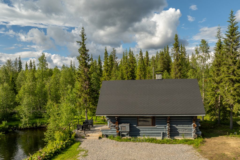 Mökki metsän keskellä, rauhallinen ympäristö.